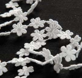 Krajkový oděvní prýmek květy bílý