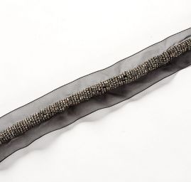 Stuha s korálkovou výšivkou stříbrnočerná