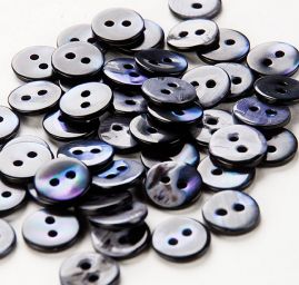 Knoflík perleťový dvoudírkový modrofialový malý