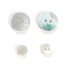 Knoflík perleťový dvoudírkový azurový malý 14"