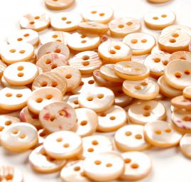 Knoflík perleťový dvoudírkový starorůžový