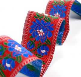 Stuha krojová vyšívaná 3,5cm bílý/modrý květ červená