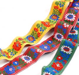 Stuha krojová vyšívaná 3,5cm bílý/modrý květ červená