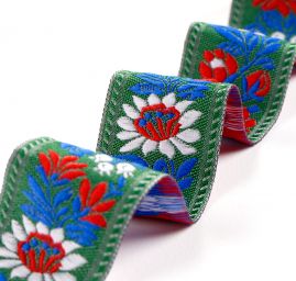 Stuha krojová vyšívaná 3,5cm bílý/červený květ zelená