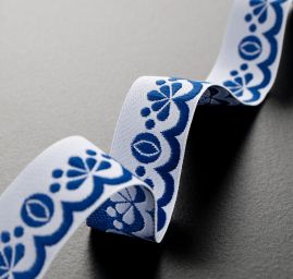 Stuha krojová vyšívaná bílá 2 cm tm.modrá výšivka