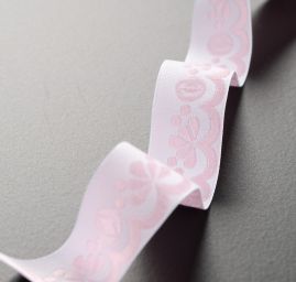 Stuha krojová vyšívaná bílá 2 cm sv.růžová výšivka