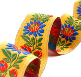 Stuha krojová vyšívaná 3,5cm modrý/červený květ žlutá