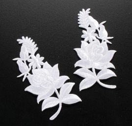 Květinová aplikace párová nažehlovací bílá