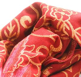 Šála pléd vínová s květinovou okrovou výšivkou 