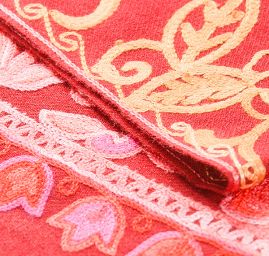 Šála pléd vínová s květinovou okrovou výšivkou 