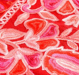 Šála pléd vínová s květinovou okrovou výšivkou 