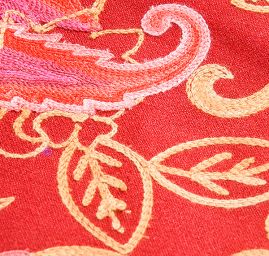 Šála pléd vínová s květinovou okrovou výšivkou 