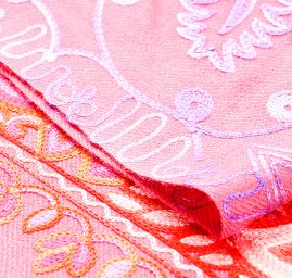 Šála pléd růžová s květinovou modrou výšivkou