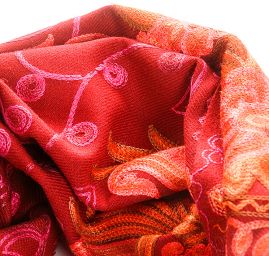 Šála pléd skořicová s květinovou růžovou výšivkou