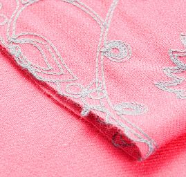 Šála pléd malinová s květinovou  šedou výšivkou