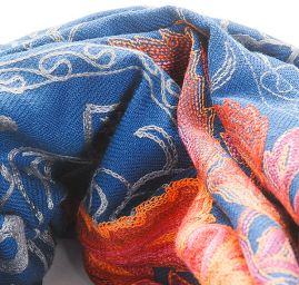 Šála pléd modrá s květinovou tm.šedou výšivkou