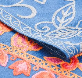 Šála pléd modrá s květinovou tm.šedou výšivkou