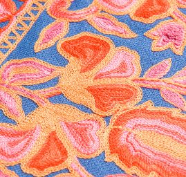 Šála pléd modrá s květinovou tm.šedou výšivkou