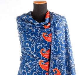 Šála pléd modrá s květinovou tm.šedou výšivkou