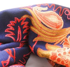 Šála pléd tm.modrá s květinovou výšivkou