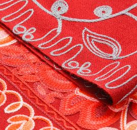 Šála pléd tm.červená s květinvou šedou výšivkou