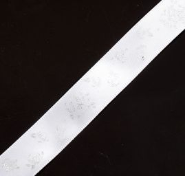 Atlasová stuha bílá stříbrné květy růží 15mm