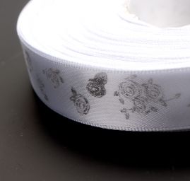 Atlasová stuha bílá stříbrné květy růží 15mm