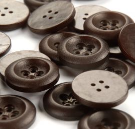Knoflík průměr 27 mm tmavě hnědý čtyřdírkový