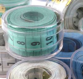 Meter krajčírsky plastové puzdro mix farieb