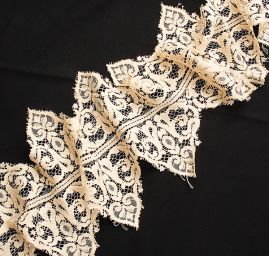 Pružná krajka lem ornament pastel žlutá