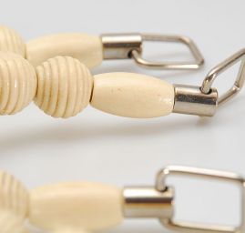 Ucho na tašky korálky drevo / kov svetlé