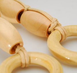 Ucho na tašky korálky drevo prírodné farby