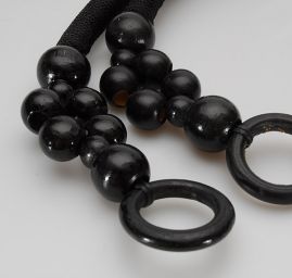 Uchá na tašky s drevenými korálkami