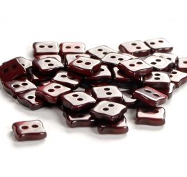 Knoflík perleťový dvoudírkový tvar čtverce tm.červený