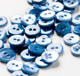 Knoflík perleťový dvoudírkový modrý