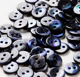 Knoflík perleťový dvoudírkový tmavě fialový