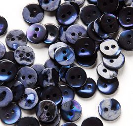 Knoflík perleťový dvoudírkový tmavě fialový