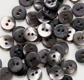 Knoflík perleťový dvoudírkový šedý