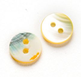 Knoflík perleťový dvoudírkový zelenožlutý