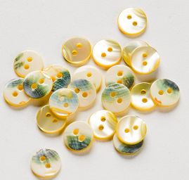 Knoflík perleťový dvoudírkový zelenožlutý