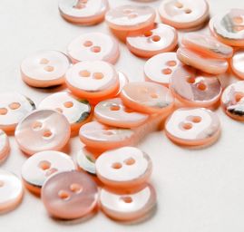 Knoflík perleťový dvoudírkový růžový