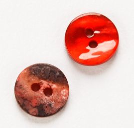 Knoflík perleťový dvoudírkový červený