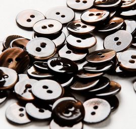 Knoflík perleťový dvoudírkový zlatohnědý