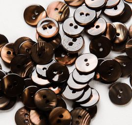 Knoflík perleťový dvoudírkový zlatohnědý