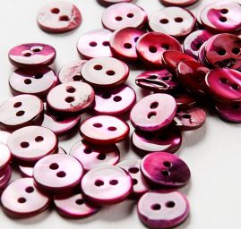 Knoflík perleťový dvoudírkový fuchsiový