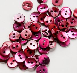 Knoflík perleťový dvoudírkový fuchsiový