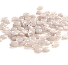 Knoflík plastový kulatý čtyřdírkový 12" sv.šedý lesklý ck