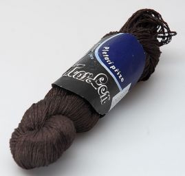 Viskozová pletací příze matná tmavě hnědé barvy