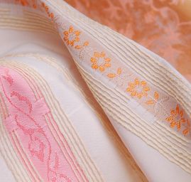 Látka taft s plastickou a žakárovou výšivkou 