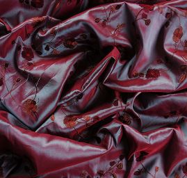 Vyšívaný taft drobné pnoucí se květy šanžán vínový